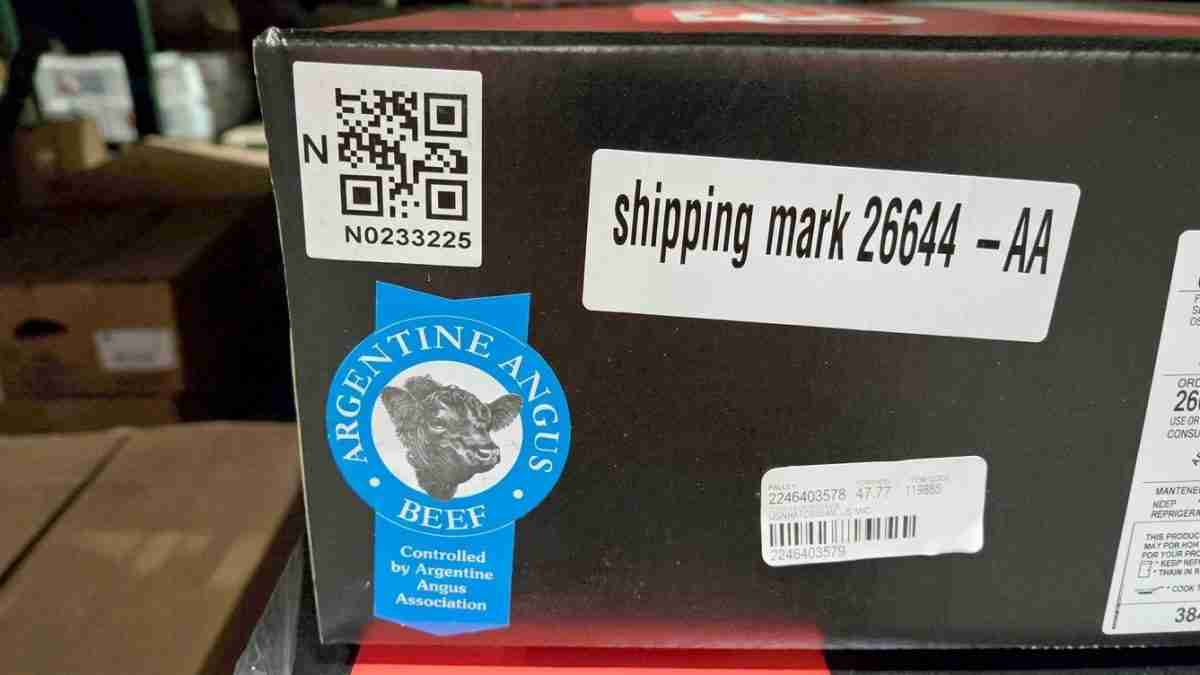Box with a white shipping label reading 'Shipping mark 26644 - AA' and a blue 'Argentine Angus Beef' sticker on the side.